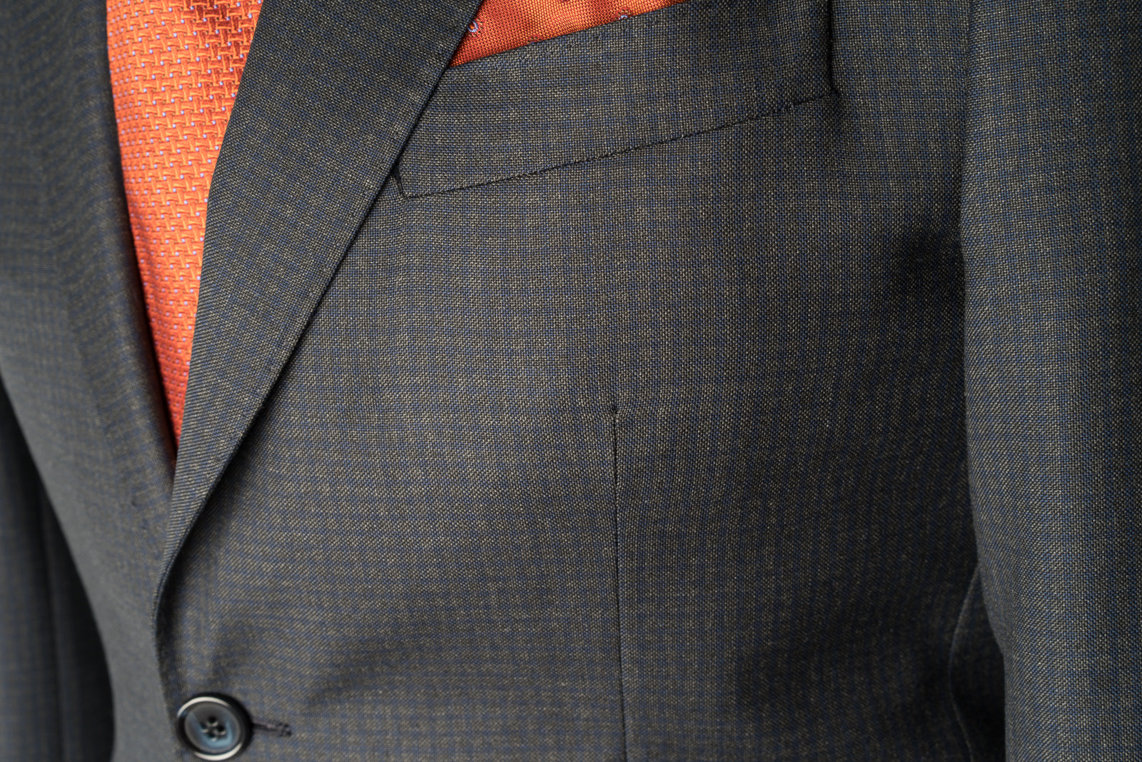 Costum cu patratele albastre