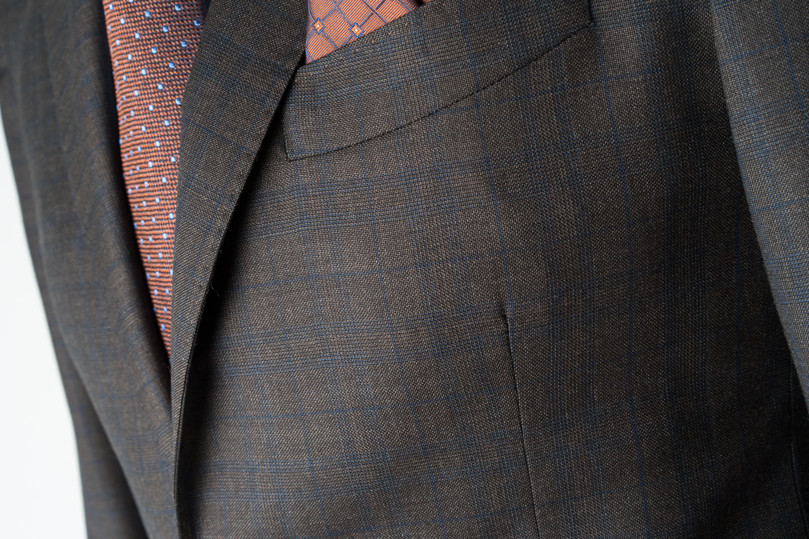 Costum cu dungi albastre